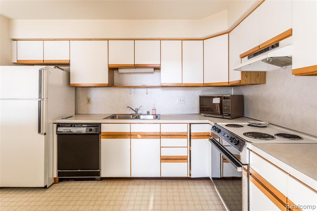 1997 Klingensmith Road, Unit 55 Bloomfield Hills, MI 48302 - Photo 9 of 17 20230505235657269633000000-o Kithcen