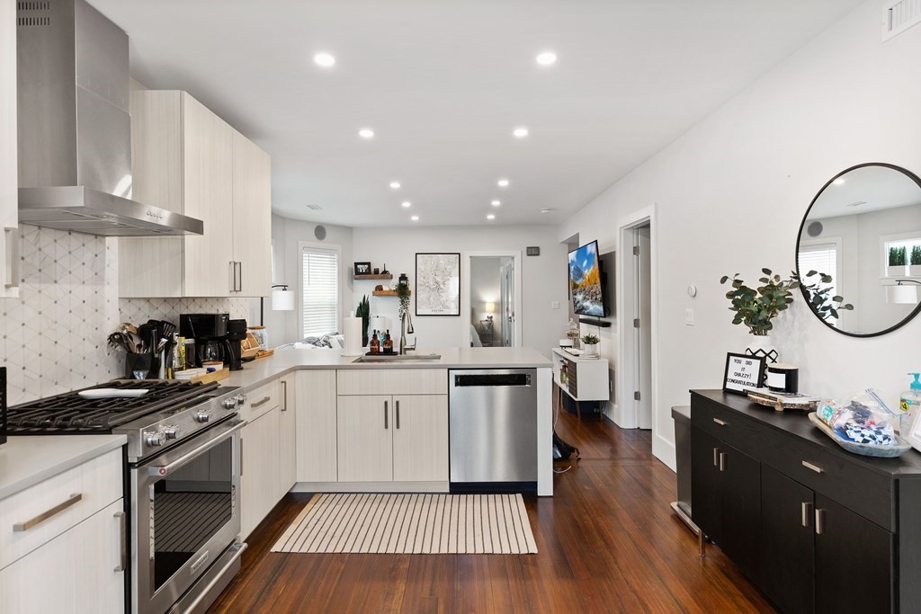 351 Centre Street, Unit 2 Boston, MA 02122 - Photo 1 of 19