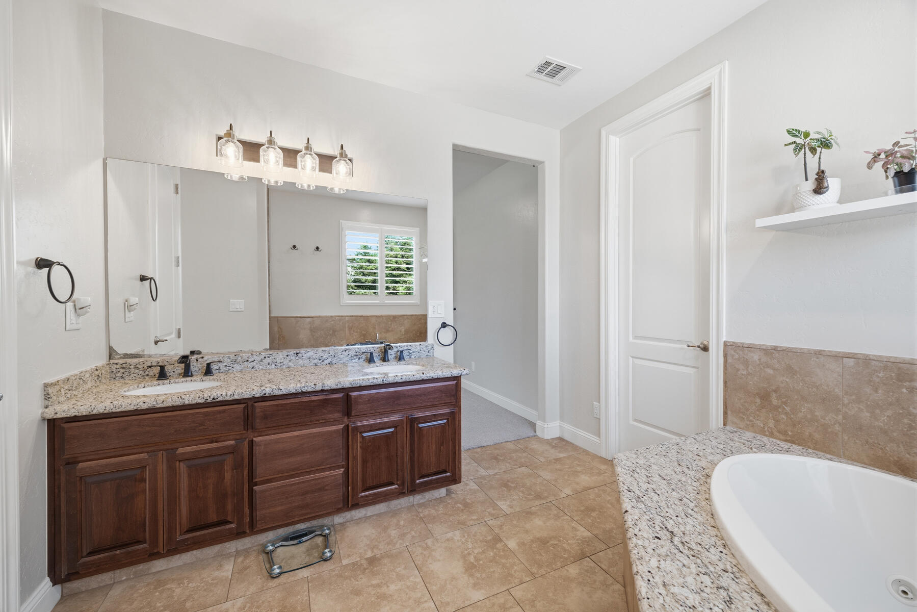 2208 West Benton Court Exeter, CA 93221 - Photo 39 of 84 39 - Primary Bathroom (3)