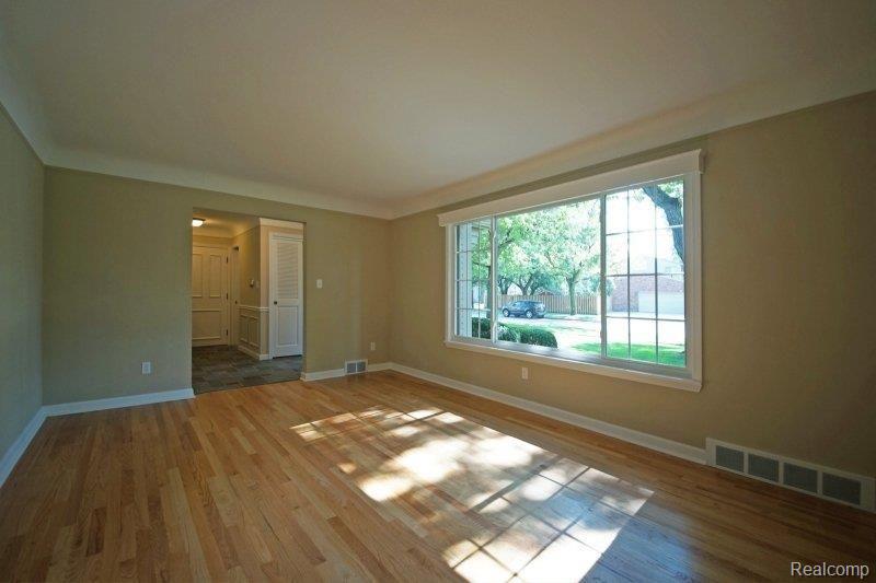 21473 River Road Grosse Pointe, MI 48236 - Photo 13 of 26 DSC02442.JPG