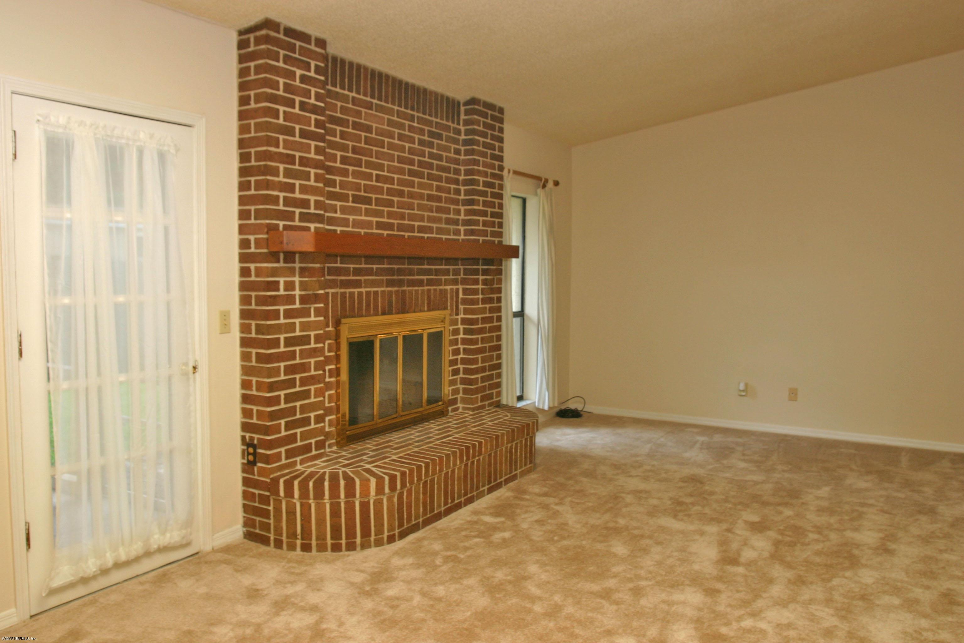 10581 Hampton Road Jacksonville, FL 32257 - Photo 9 of 12 Living Room