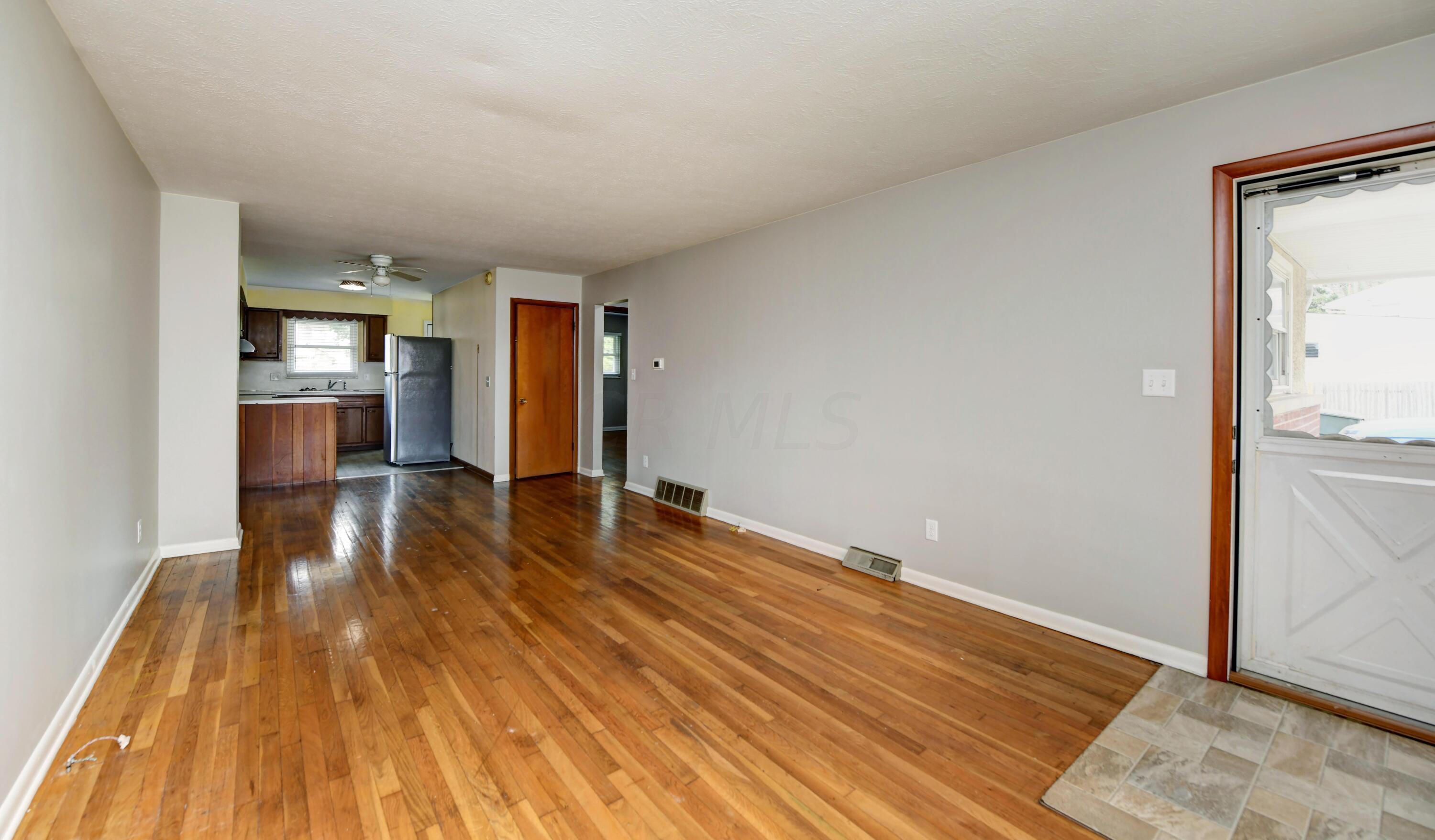 3715 Arnelle Road Columbus, OH 43228 - Photo 6 of 24 Living Room (3)