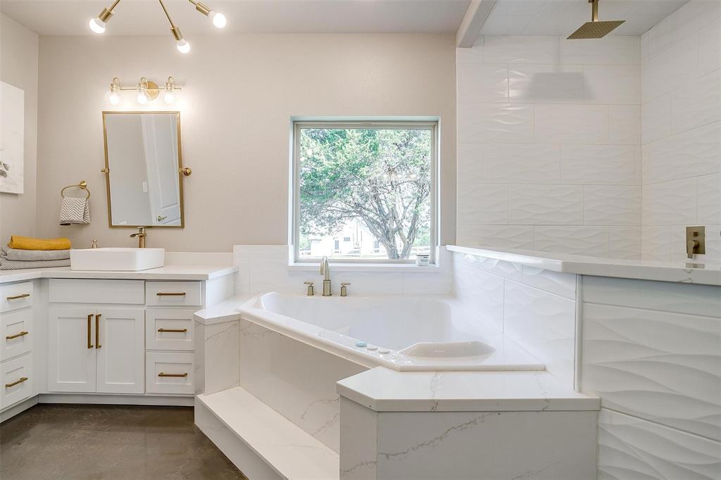 3207 Hummingbird Court Granbury, TX 76049 - Photo 18 of 40 a bathroom with a sink and a bathtub