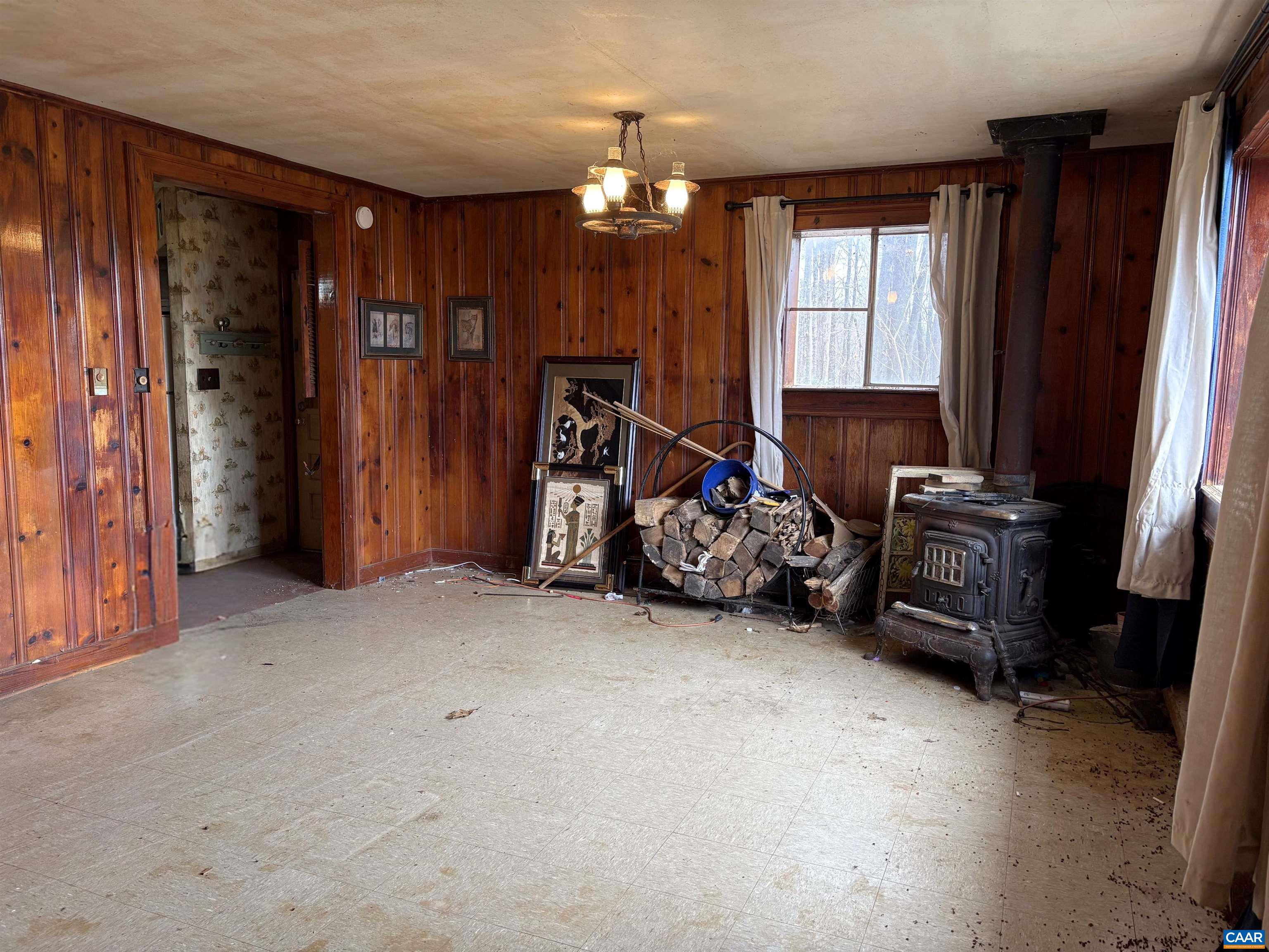 9450 James River Road Shipman, VA 22971 - Photo 5 of 21 Living Room