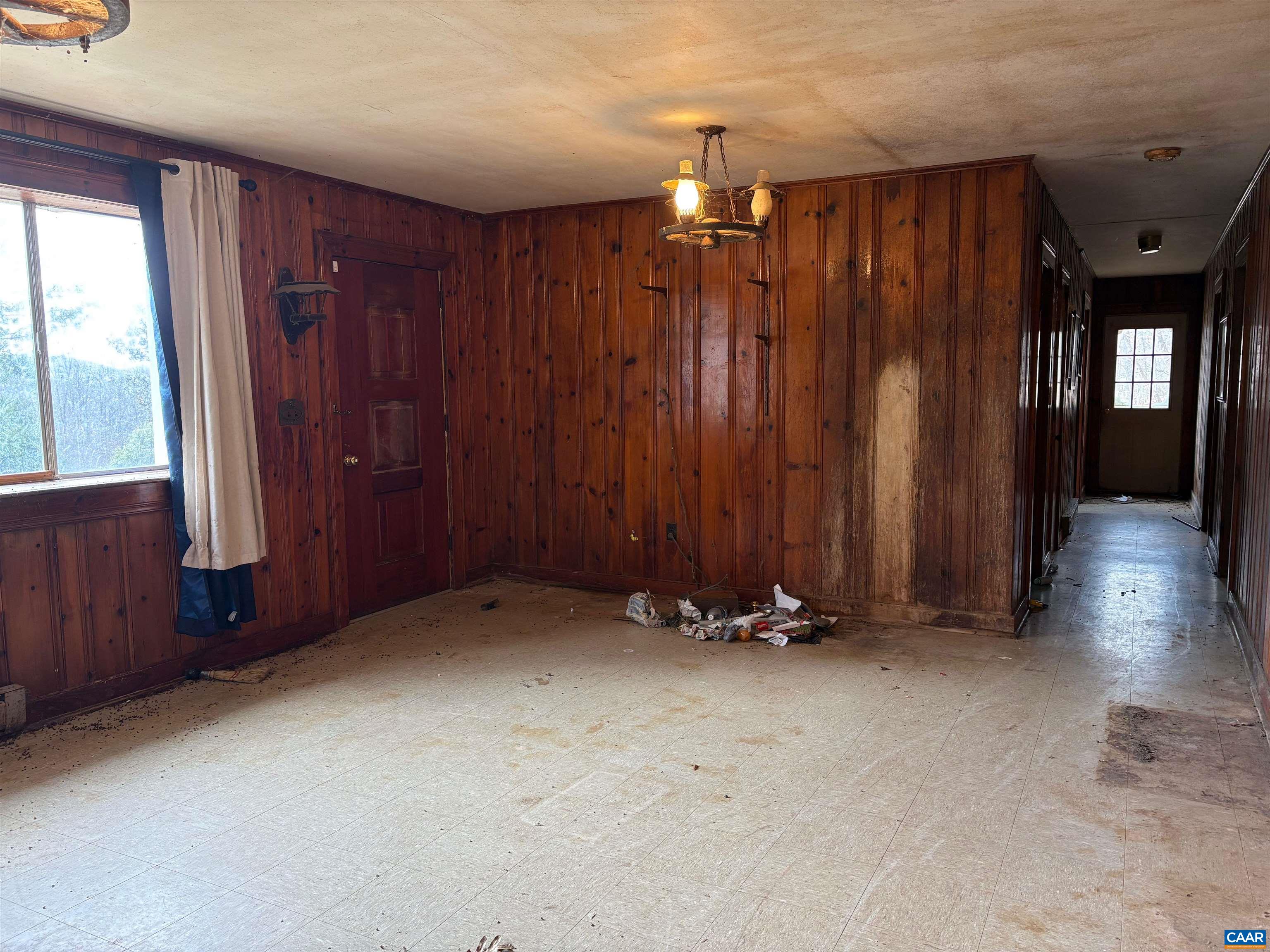 9450 James River Road Shipman, VA 22971 - Photo 6 of 21 Living Room