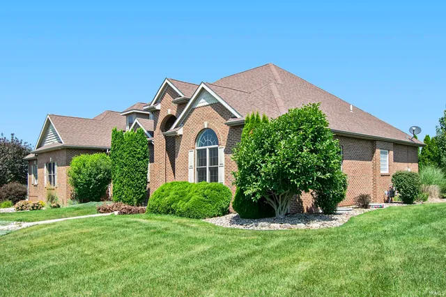 $645,000 | 1946 Country Circle South, Nappanee, IN 46550