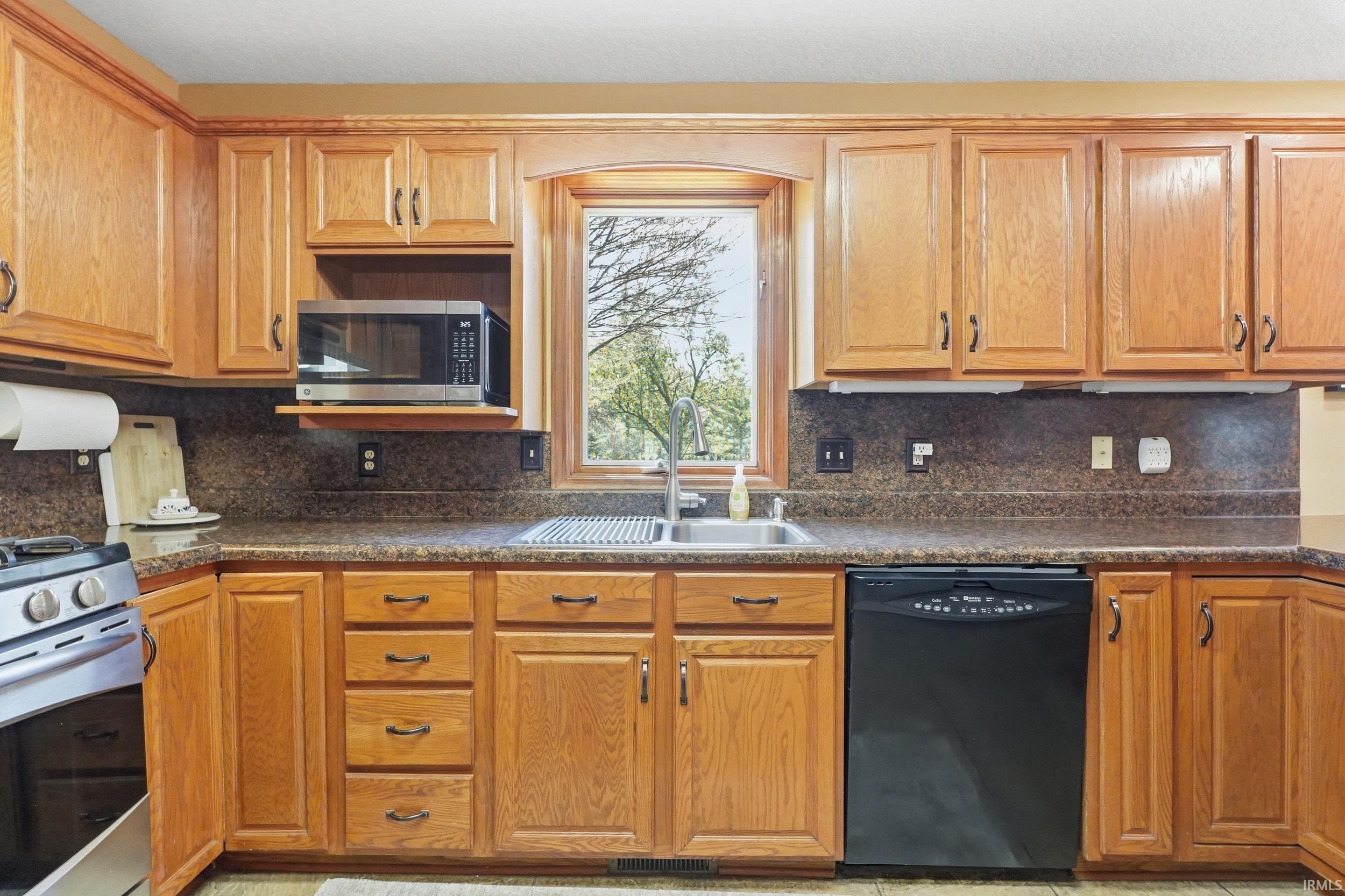 8213 Becketts Ridge Lane Fort Wayne, IN 46825 - Photo 7 of 36 Gallery Image 7