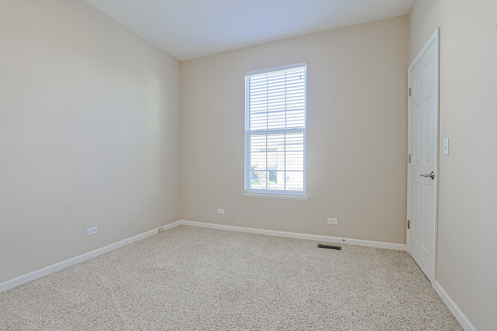 8800 Templeton Road Huntley, IL 60142 - Photo 23 of 31 an empty room with windows
