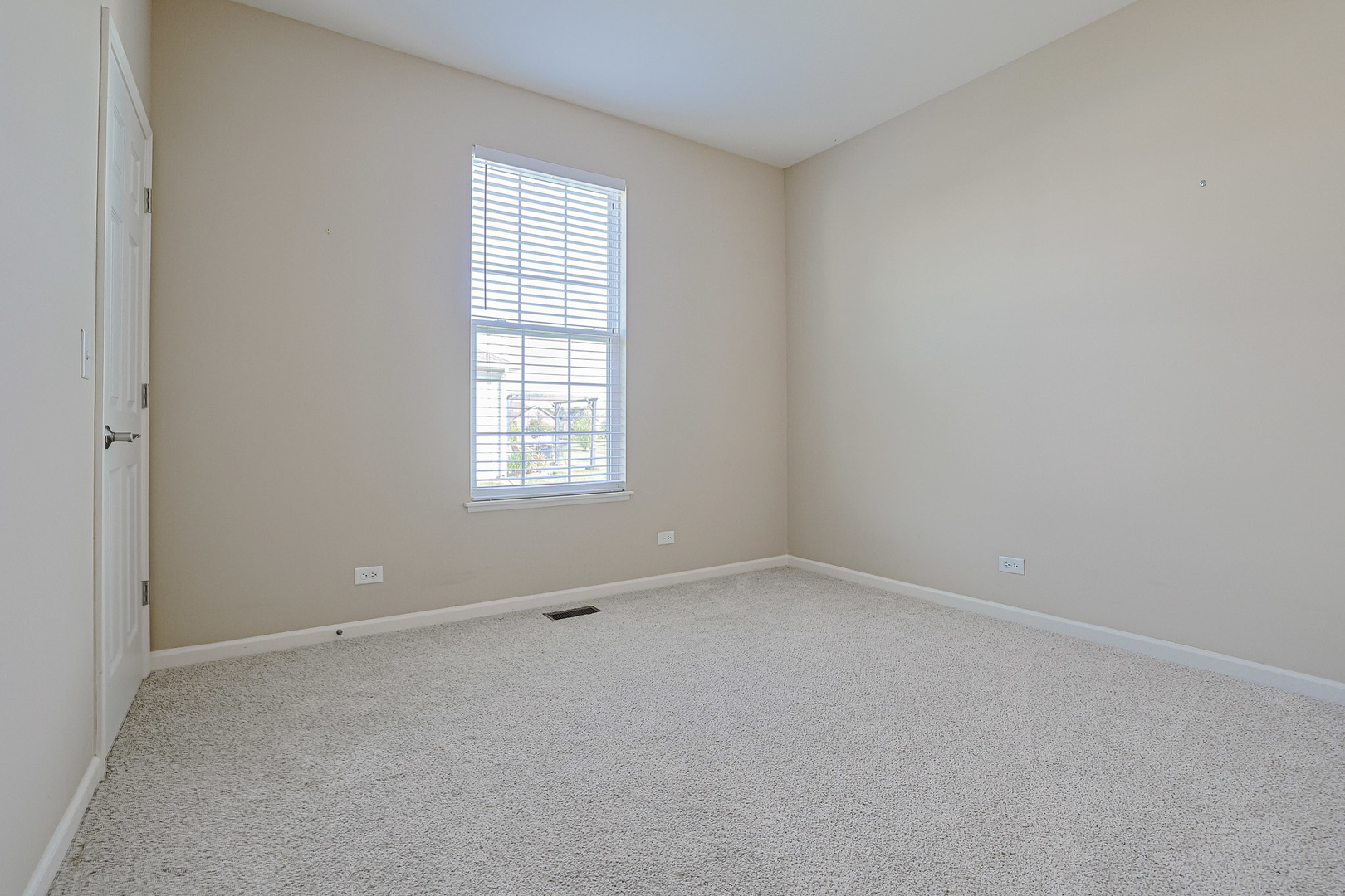 8800 Templeton Road Huntley, IL 60142 - Photo 25 of 31 an empty room with a window