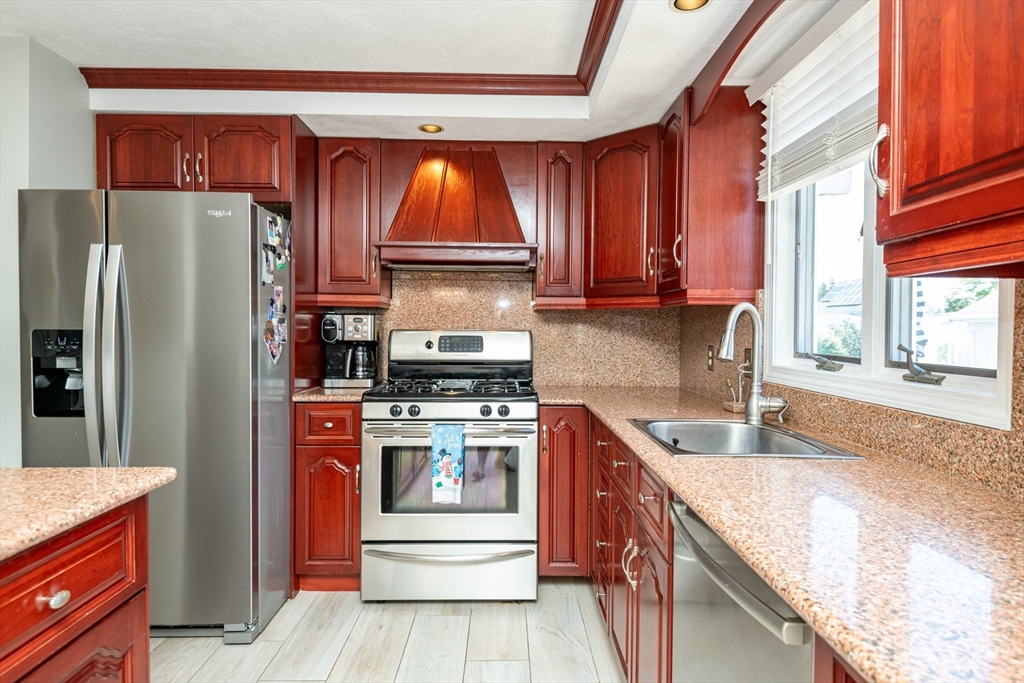 27 Carr Road Saugus, MA 01906 - Photo 4 of 34 Gallery Image 4