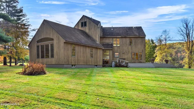 a view of yard with trees