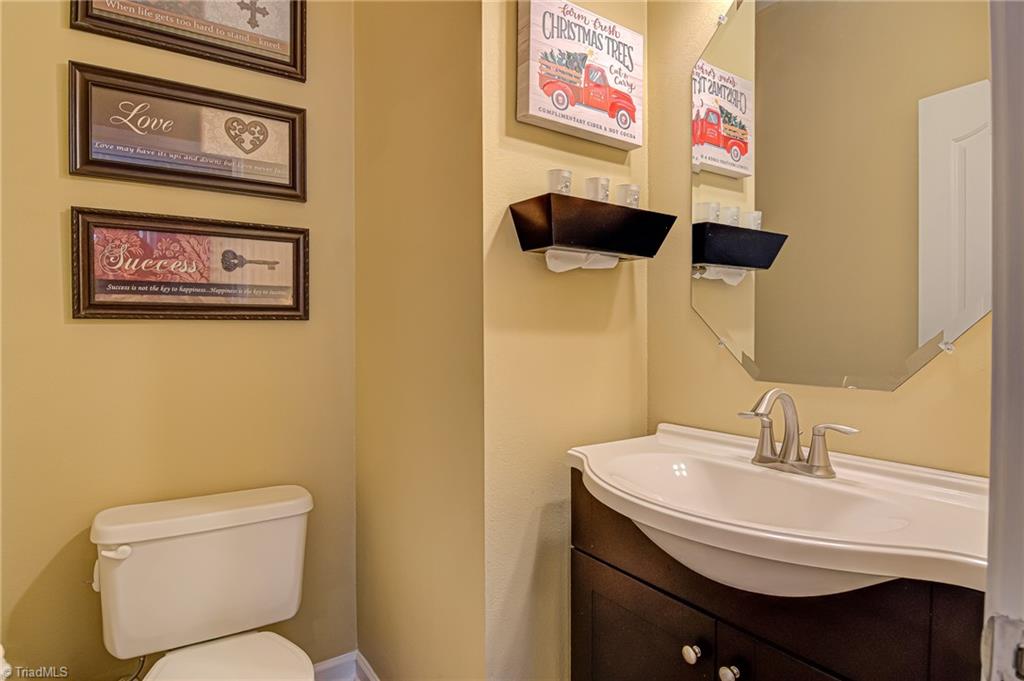 709 Spinning Wheel Point High Point, NC 27265 - Photo 18 of 41 1/2 Bath downstairs