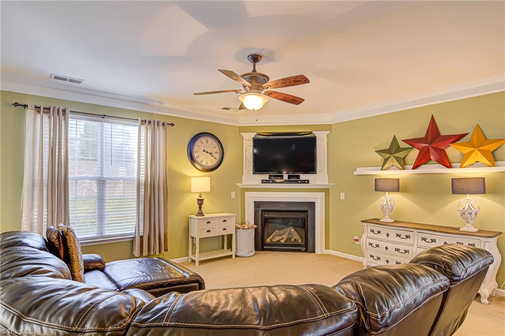 709 Spinning Wheel Point High Point, NC 27265 - Photo 7 of 41 Living Room