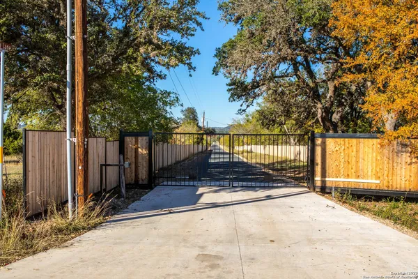 a view of a pathway of a house with wooden fence