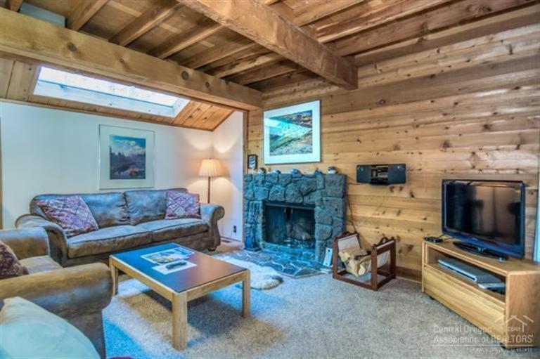 17 Ranch Cabin Road Sunriver, OR 97707 - Photo 3 of 23 a living room with furniture and a flat screen tv