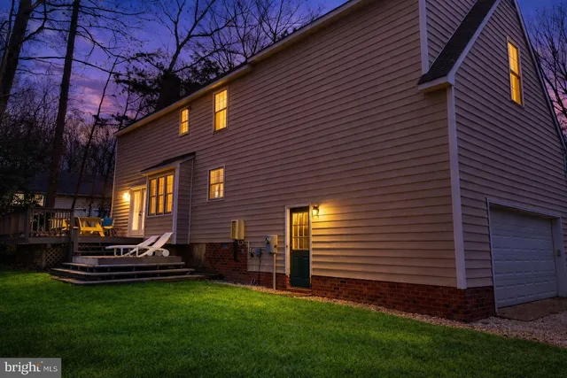 a view of gallery with a hallway