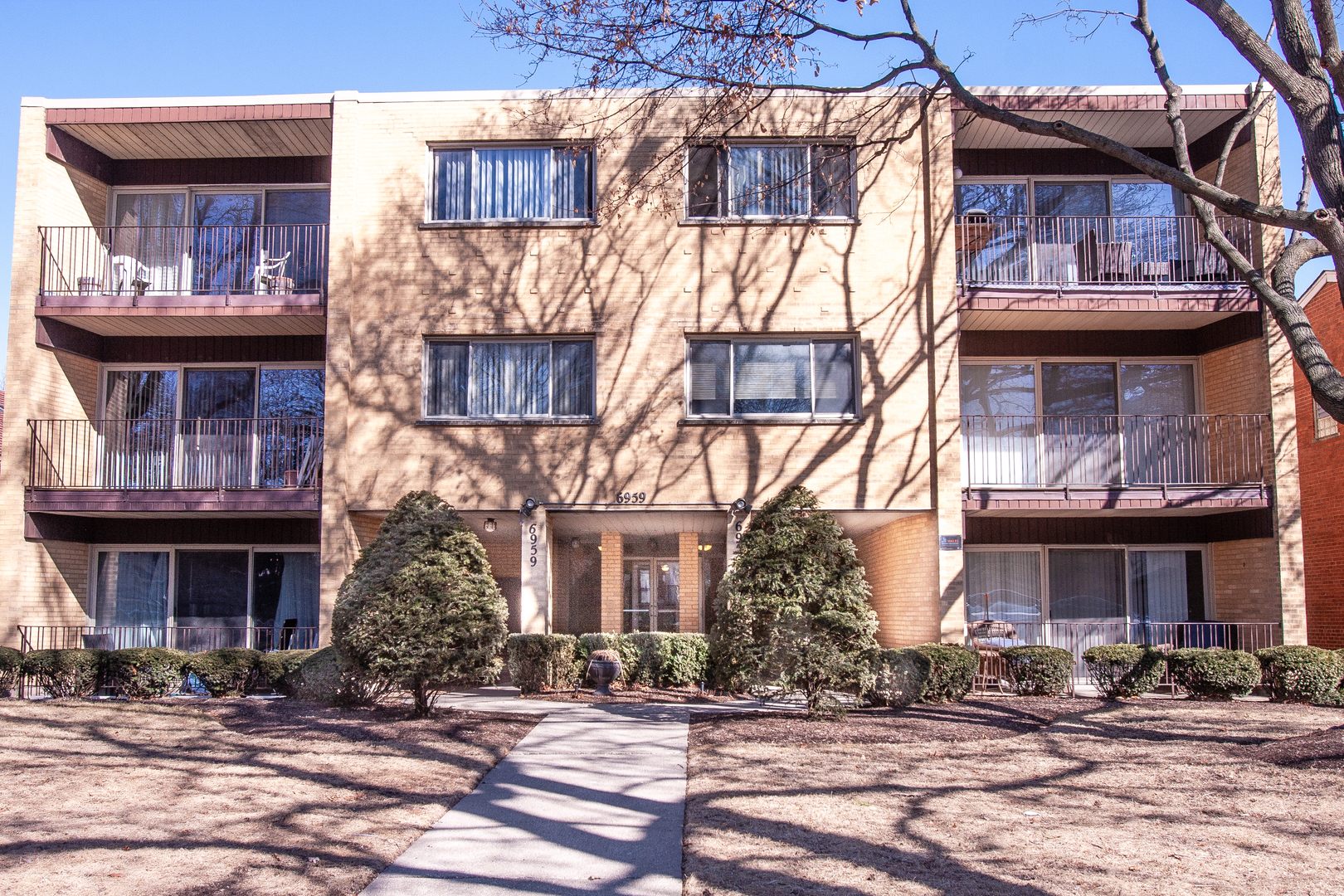 6959 North Ridge Boulevard, Unit 2E Chicago, IL 60645 - Photo 1 of 10 Gallery Image 1
