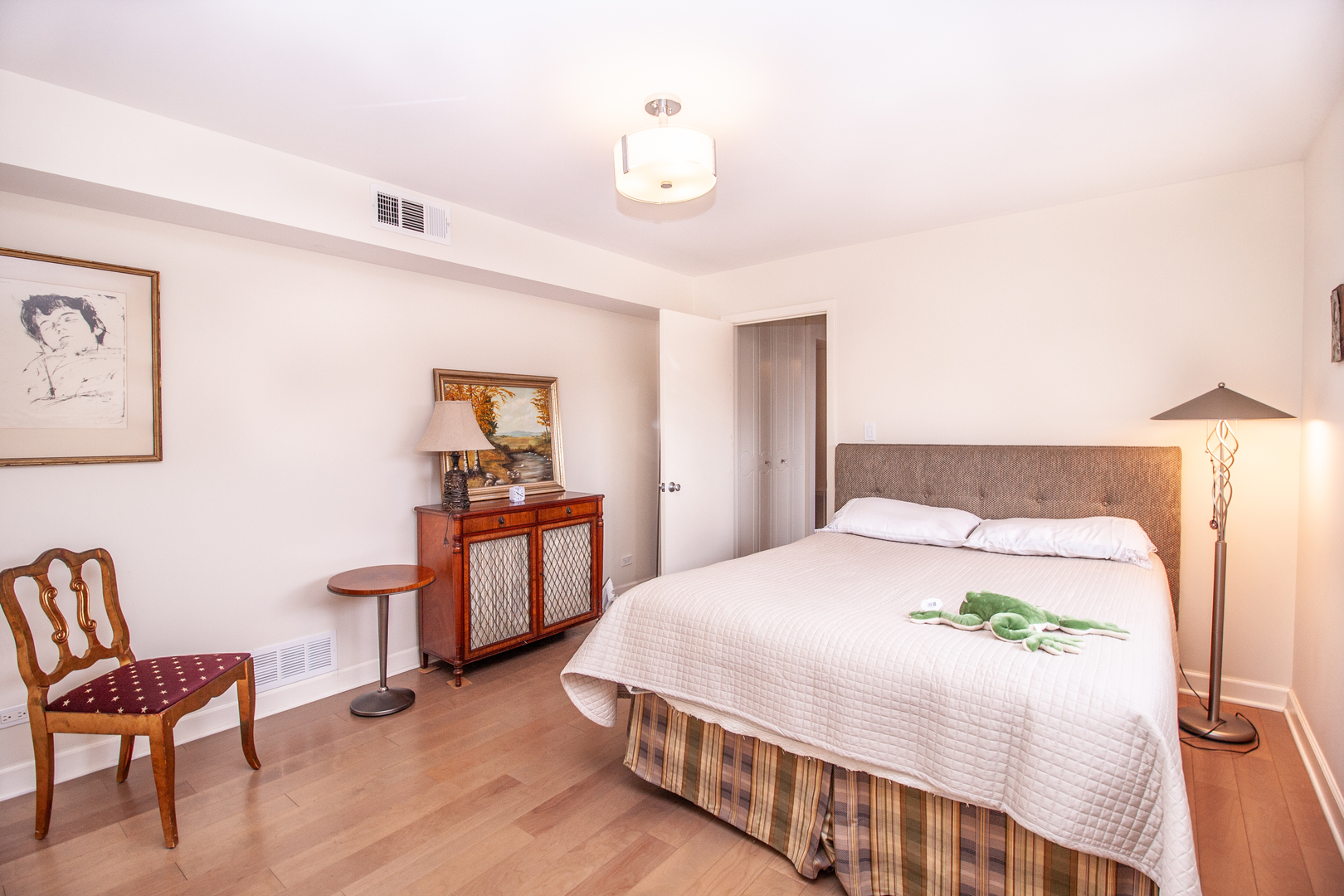 6959 North Ridge Boulevard, Unit 2E Chicago, IL 60645 - Photo 5 of 10 Gallery Image 5