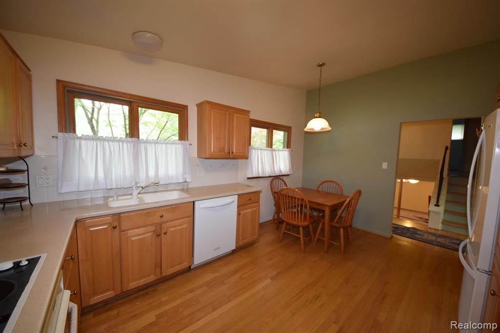 32743 Hearthstone Road Farmington Hills, MI 48334 - Photo 9 of 27