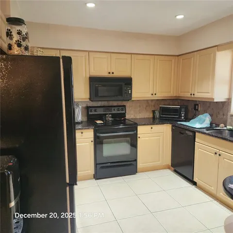 a view of a dinning table and chairs in the patio