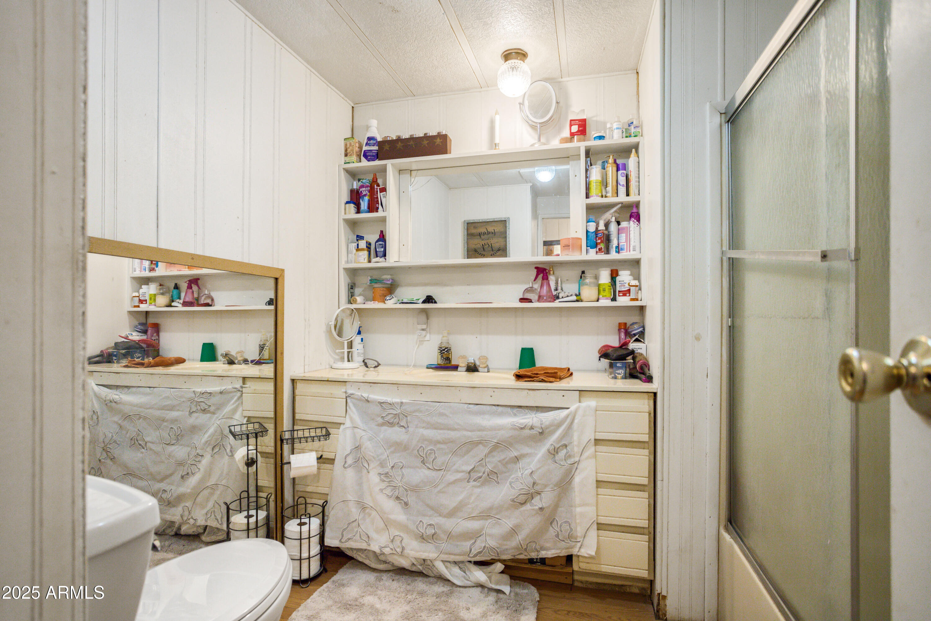 4274 West Lee Road McNeal, AZ 85617 - Photo 13 of 43 a room with a book shelf