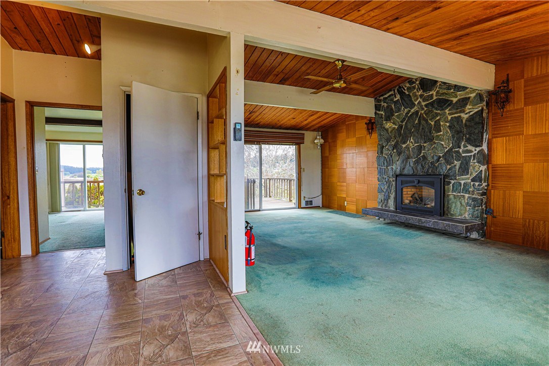 2587 Sunlight Beach Road Clinton, WA 98236 - Photo 4 of 28 Gallery Image 4