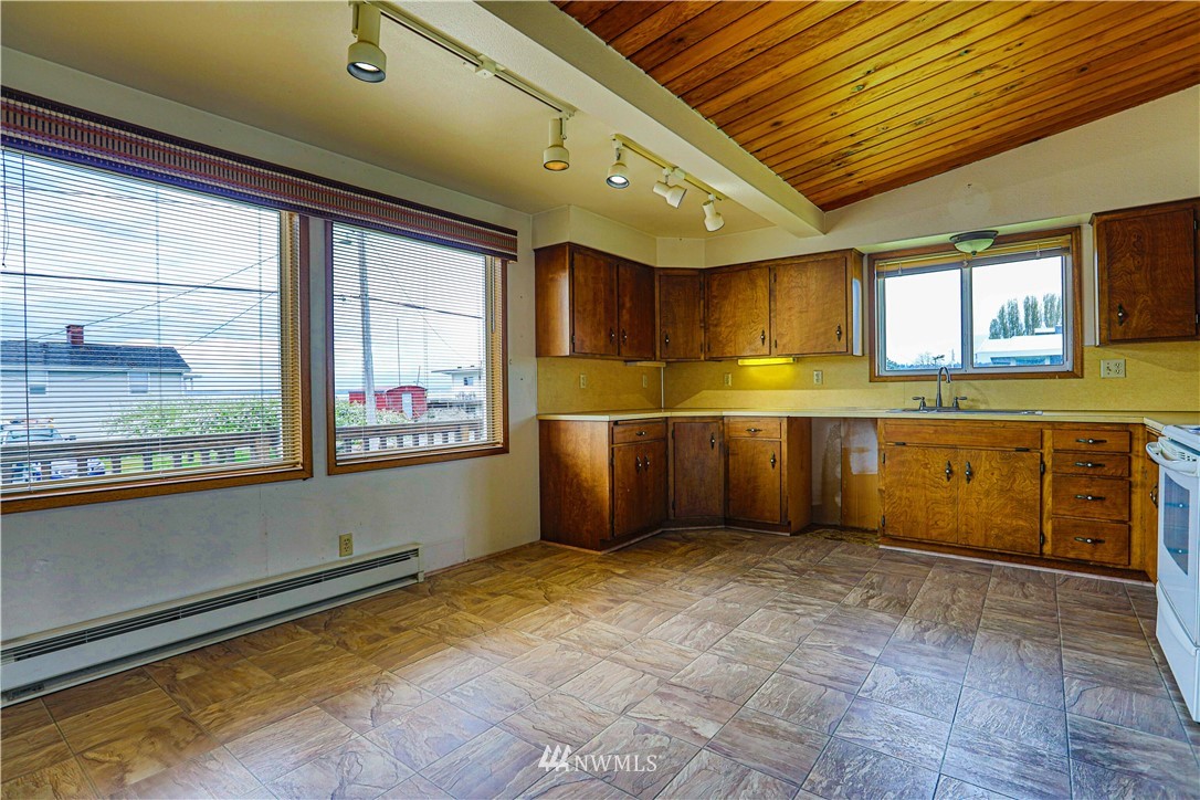 2587 Sunlight Beach Road Clinton, WA 98236 - Photo 9 of 28 Gallery Image 9