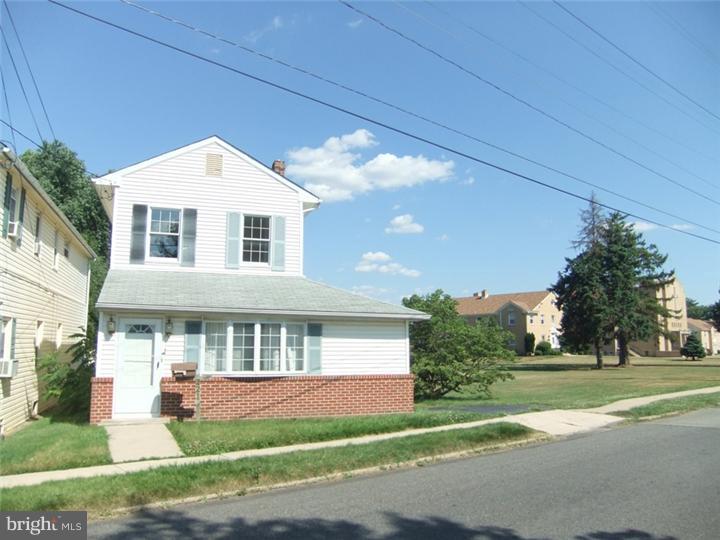 221 Upland Road Brookhaven, PA 19015 - Photo 2 of 22 Gallery Image 2