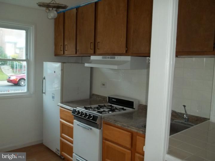527 Wiltshire Road Upper Darby, PA 19082 - Photo 3 of 9 Kitchen