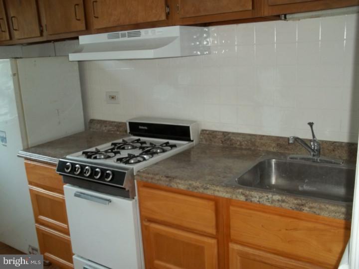 527 Wiltshire Road Upper Darby, PA 19082 - Photo 4 of 9 Kitchen