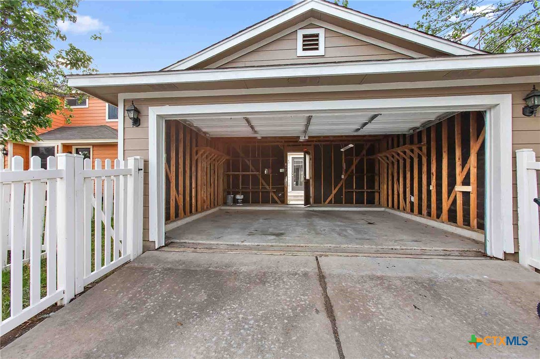 280 Strawn Kyle, TX 78640 - Photo 25 of 27 Garage