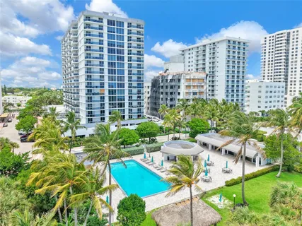 $4,000 | 2401 Collins Avenue, Unit 504, Miami Beach, FL 33140