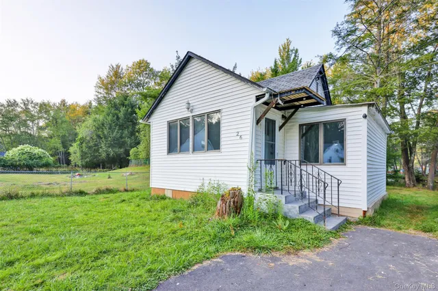 a view of a house with a yard