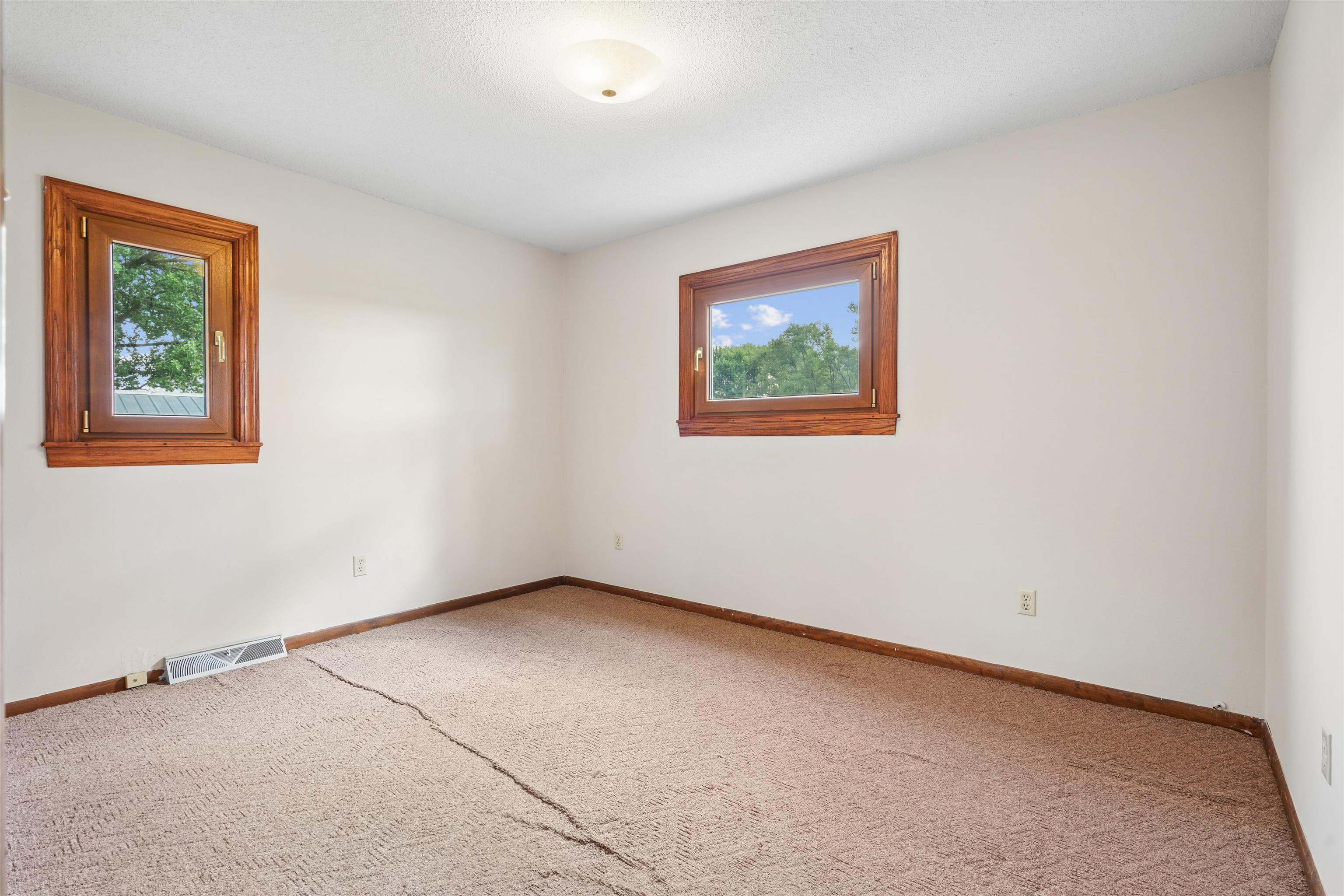 149 East Mt Vernon Road Waterloo, IA 50703 - Photo 15 of 28 Gallery Image 15