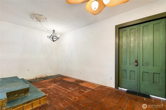 a view of empty room with a ceiling fan