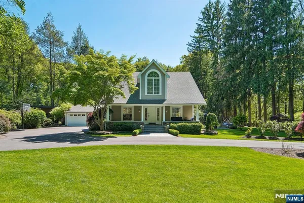 $899,000 | 42 Hillside Avenue, Upper Saddle River, NJ 07458