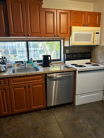 $1,750 | 17021 North Bay Road, Unit 327, Sunny Isles Beach, FL 33160