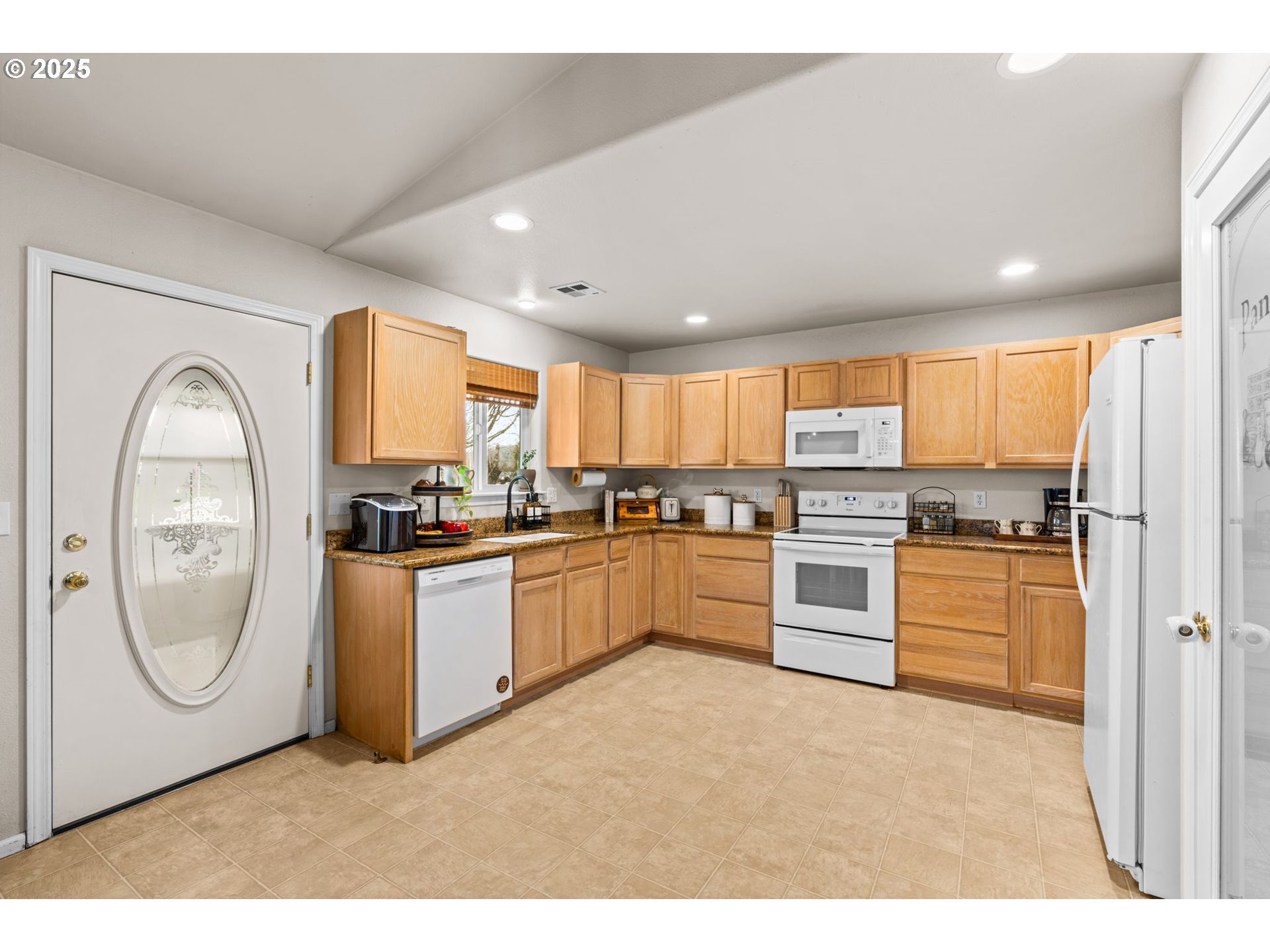 277 Armande Loop Roseburg, OR 97471 - Photo 6 of 25