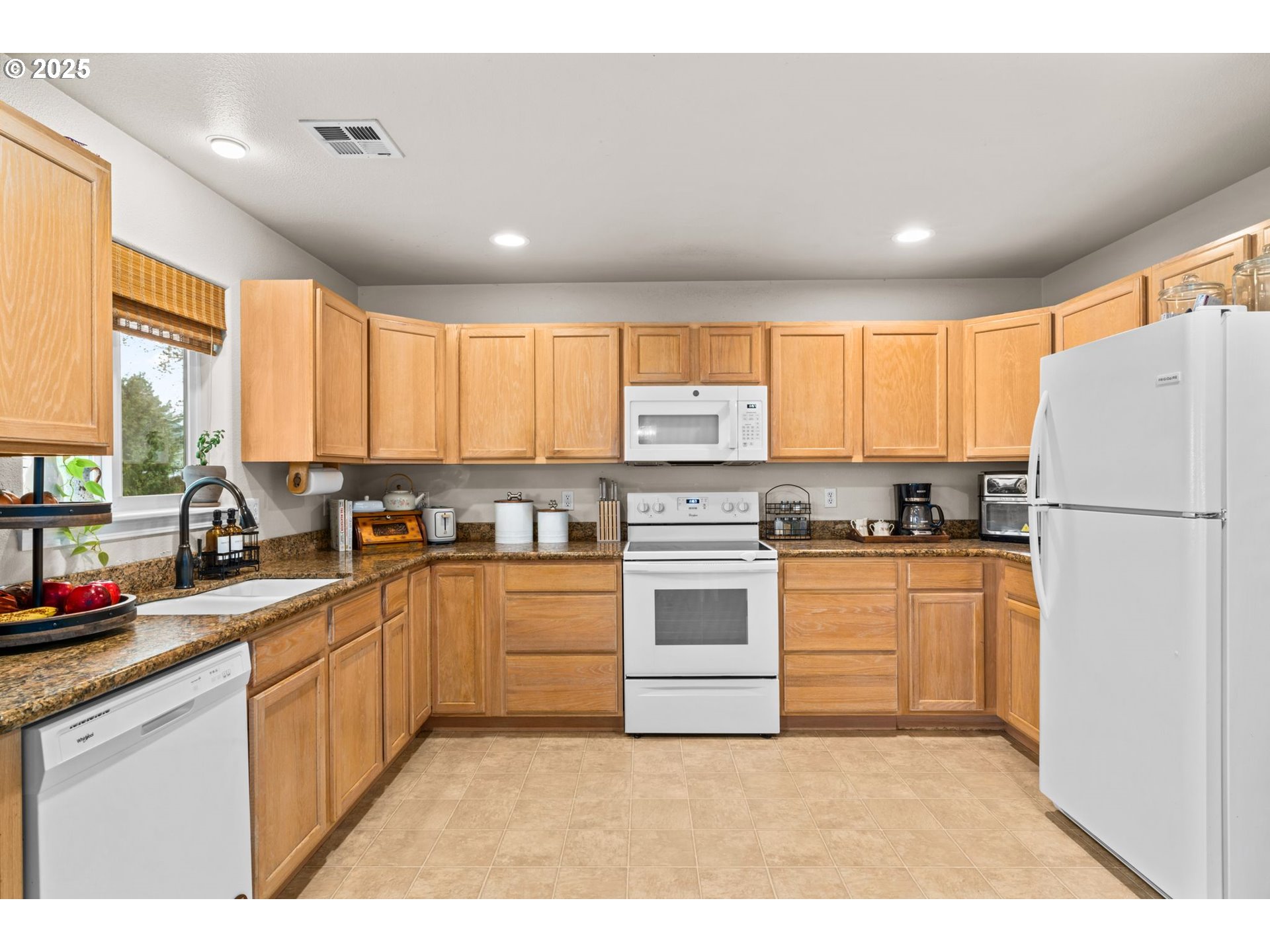 277 Armande Loop Roseburg, OR 97471 - Photo 7 of 25