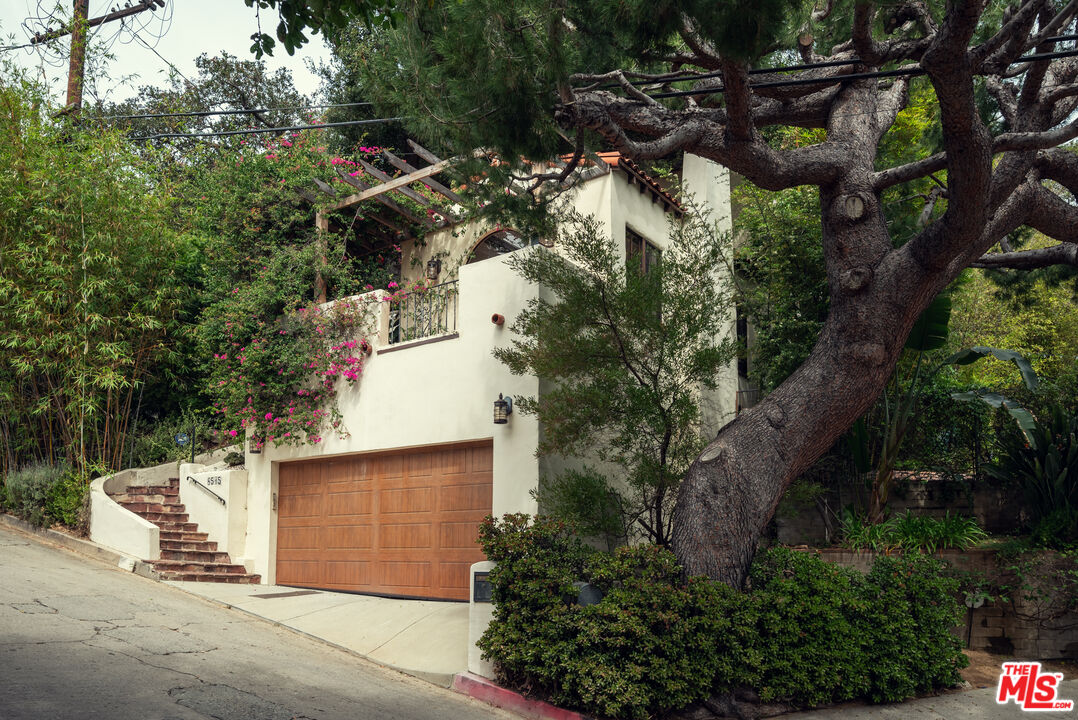 8515 Ridpath Drive Los Angeles, CA 90046 - Photo 2 of 38