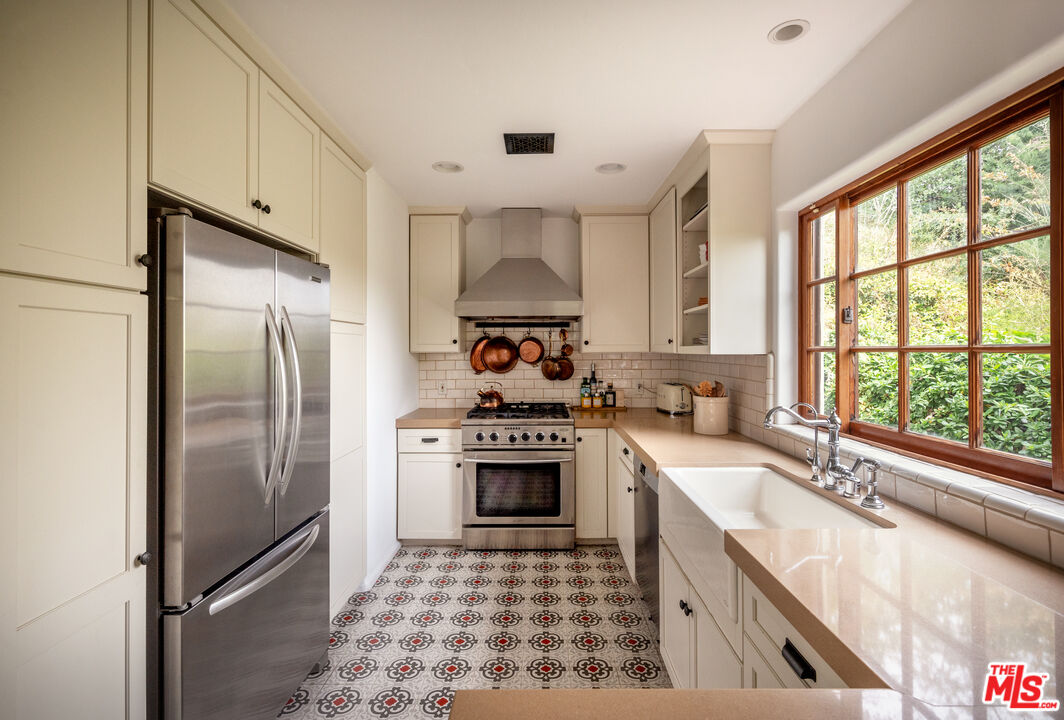 8515 Ridpath Drive Los Angeles, CA 90046 - Photo 22 of 38