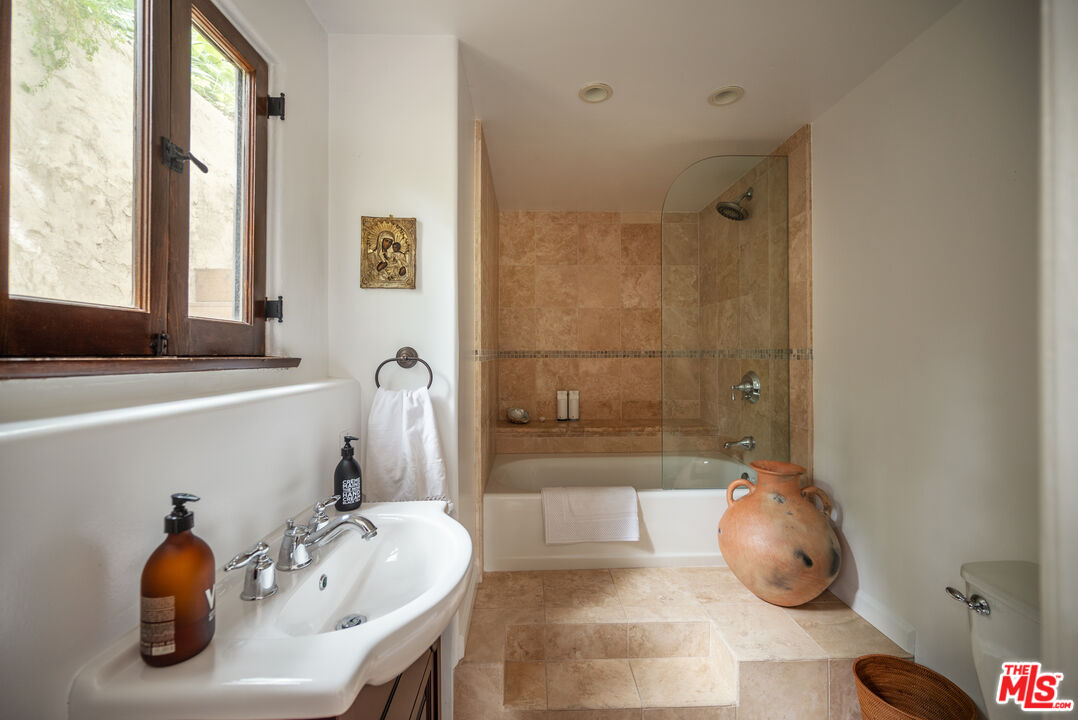 8515 Ridpath Drive Los Angeles, CA 90046 - Photo 32 of 38