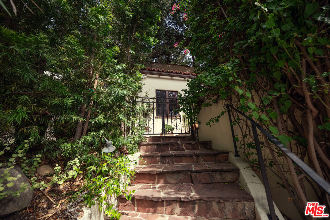 8515 Ridpath Drive Los Angeles, CA 90046 - Photo 4 of 38