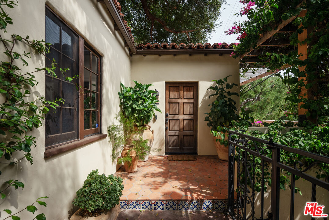 8515 Ridpath Drive Los Angeles, CA 90046 - Photo 5 of 38