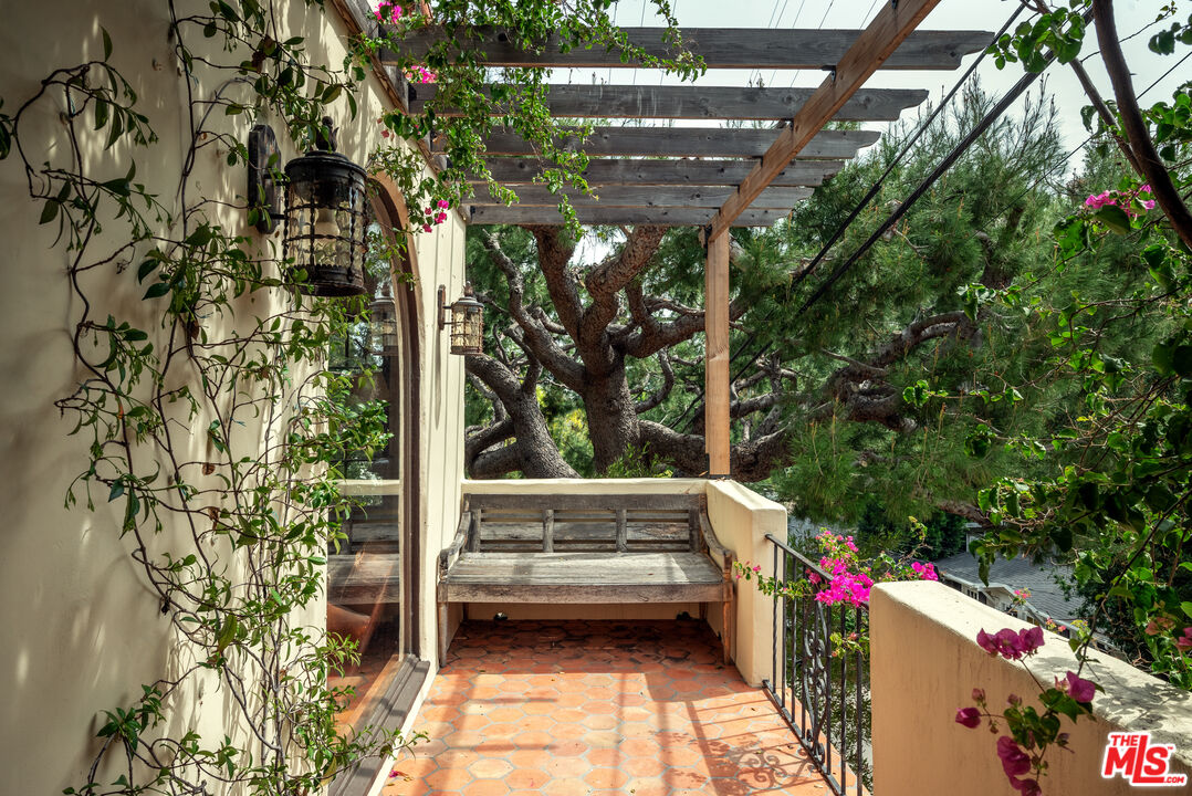 8515 Ridpath Drive Los Angeles, CA 90046 - Photo 6 of 38