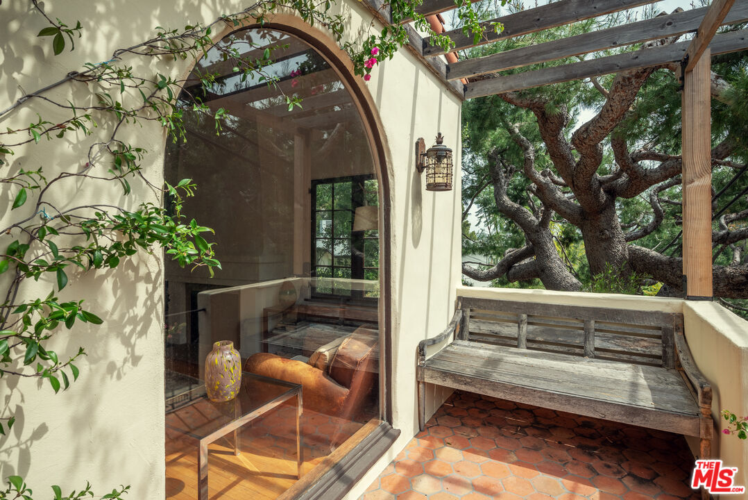 8515 Ridpath Drive Los Angeles, CA 90046 - Photo 7 of 38