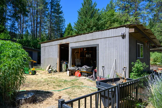 a view of a pathway with a garden