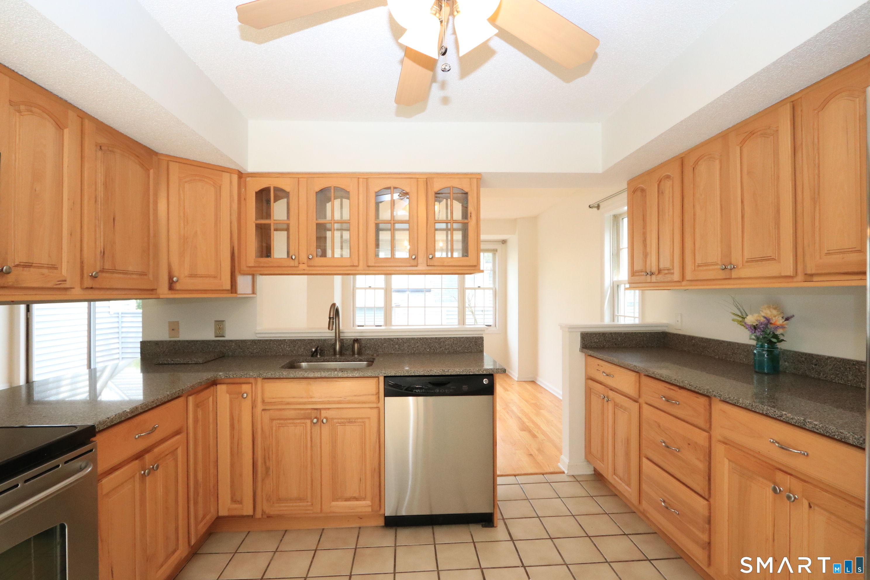 50 Wilton Crest Road, Unit 50 Wilton, CT 06897 - Photo 11 of 39 Kitchen with stainless steel appliances