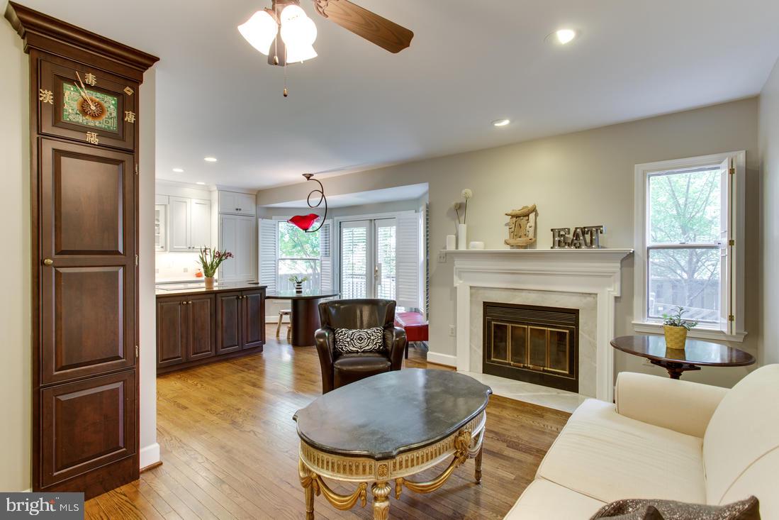 6606 Anthony Crest Square McLean, VA 22101 - Photo 11 of 36 Family Room