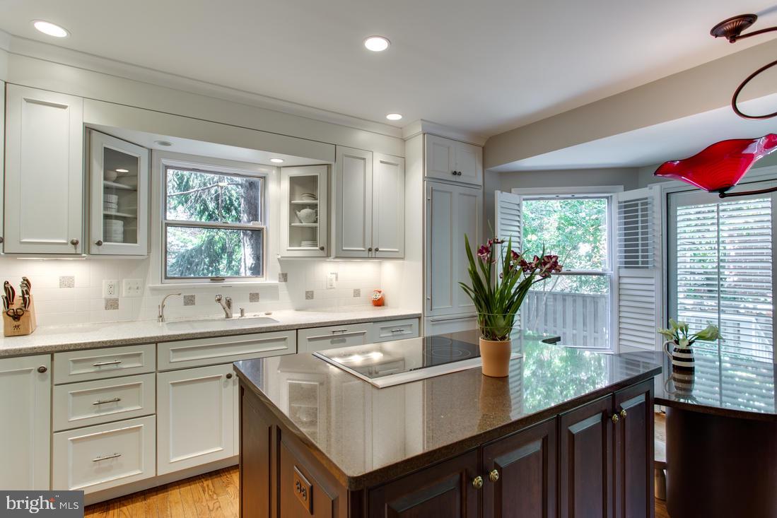 6606 Anthony Crest Square McLean, VA 22101 - Photo 17 of 36 Kitchen